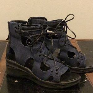 NWOT Elie Tahari Super Cute Jean and black Sandals